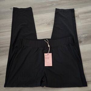 Quince Black Performance Jogger  Split Hem Crop Size Medium NWT Zip Back Pockets